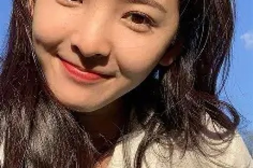 内娱女演员深夜溜进KTV陪酒姿态放低到尘埃