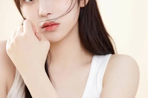 内娱1天4大瓜！顶流恋情、深夜泡酒吧、全身整容一个比一个离谱